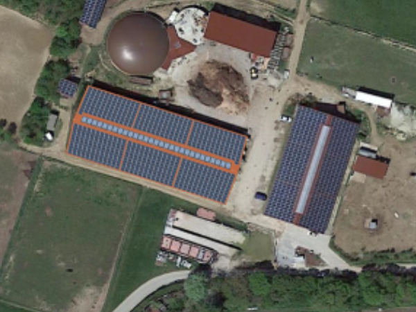 turnkey-photovoltaik-investment-luftaufnahme-pöttmes-2025 Luftaufnahme PV-Investment in Bayern Pöttmes zeigt Solarflächen auf Dächern der Gewerbehallen